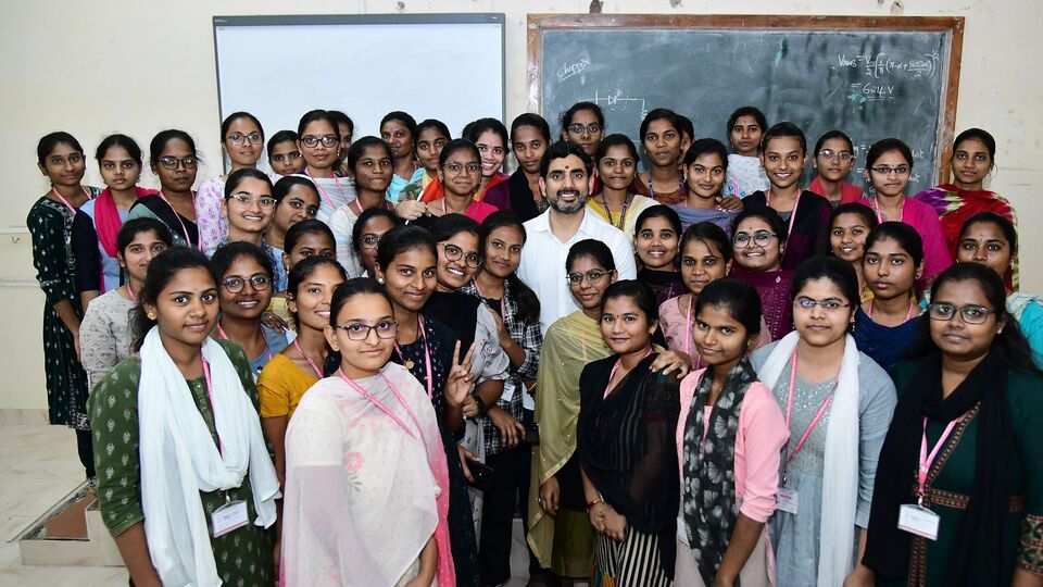 <p>తల్లికి వందనం స్కీమ్ స్టేటస్ ను చాలా సులభంగా తెలుసుకోవచ్చు. ఇందుకోసం ముందుగా<a href="https://gsws-nbm.ap.gov.in/NBM/#!/ApplicationStatusCheckP" target="_blank"> https://gsws-nbm.ap.gov.in/NBM/#!/ApplicationStatusCheckP</a> వెబ్ సైట్ లోకి వెళ్లాలి. ఆ తర్వాత విద్యా సంవత్సరం (2025- 26) ఎంచుకోవాలి. ఆపై తల్లి ఆధార్ నెంబర్ ను ఎంట్రీ చేయాలి. క్యాప్చా కోడ్ ను ఎంట్రీ చేసి గెట్ ఓటీపీపై క్లిక్ చేయాలి. లింకింగ్ ఉన్న నెంబర్ ఓటీపీ వస్తుంది. ఆ కోడ్ ను ఎంట్రీ చేస్తే….మీ అప్లికేషన్ స్టేటస్ డిస్ ప్లే అవుతుంది.</p>