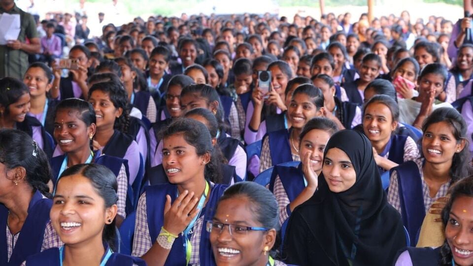 <p>ఈ స్కీమ్ కింద ఒకటవ తరగతి నుంచి 12 వ తరగతి వరకు చదువుతున్న విద్యార్థుల తల్లుల ఖాతాల్లో ఆర్థిక సహాయం కింద డబ్బులు జమ చేస్తారు. ప్రతి సంవత్సరం 15,000 ఇస్తారు. </p>