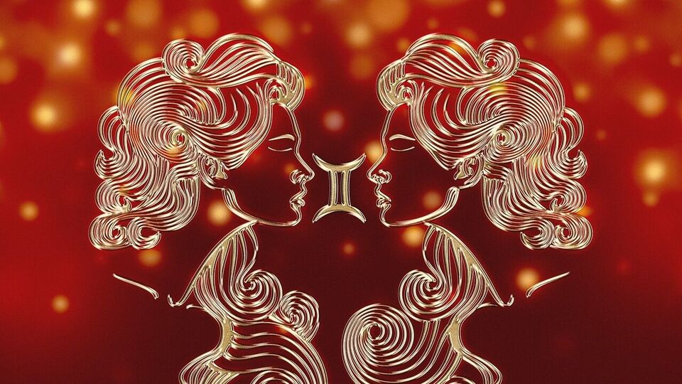 <p>మిథున రాశి వారికి 10వ ఇంట్లో కేంద్ర త్రికోణ రాజయోగం ఏర్పడింది. దీని కారణంగా ఈ వ్యక్తులు అనేక ప్రయోజనాలను పొందే అవకాశం ఉంది. ముఖ్యంగా పనిచేసే వారికి కార్యాలయంలో పదోన్నతి, జీతం పెరుగుదల వంటి అవకాశాలు ఉన్నాయి. చాలా కాలంగా పూర్తి చేయలేని పనులు విజయవంతంగా పూర్తవుతాయి. వ్యాపారులు మంచి లాభాలను పొందే అవకాశం ఉంది. కొత్త ఇల్లు, వాహనం, భూమి మొదలైనవి కొనుగోలు చేసే అవకాశాలు కూడా ఉంటాయి. సమాజంలో గౌరవం పెరుగుతుంది.</p>