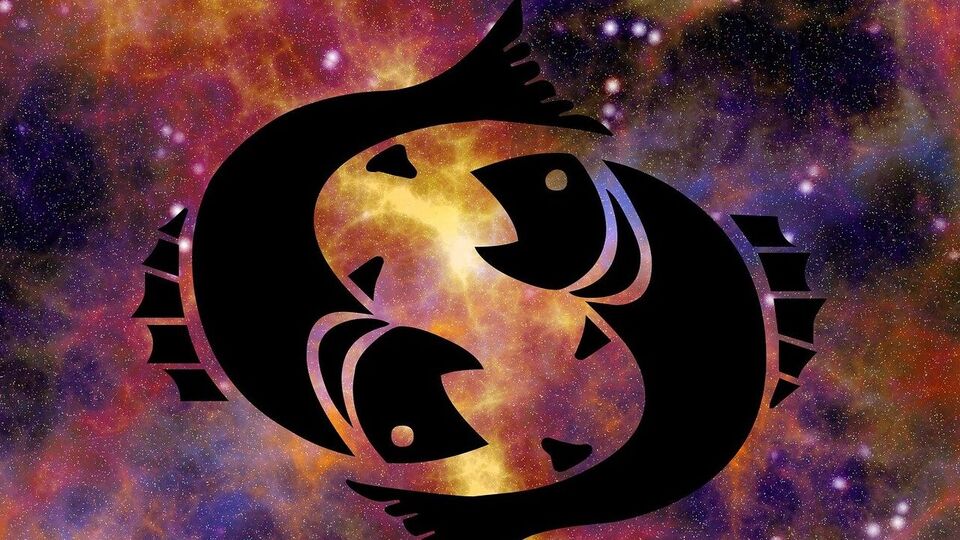 <p>మీన రాశి మొదటి ఇంట్లో కేంద్ర త్రికోణ రాజయోగం ఏర్పడింది. శని మొదటి ఇంట్లో ఉండటం వల్ల, ఈ రాశులకు ఏడు రోజుల శని మొదటి దశ ముగిసి, రెండో దశ ప్రారంభమైంది. మరోవైపు కేంద్ర త్రికోణ రాజయోగం ఏర్పడినందున, ఆదాయంలో మంచి పెరుగుదల ఉంటుంది. ఇంట్లో సంపద పెరుగుతుంది. వ్యాపారంలో మంచి లాభాలు పొందే అవకాశాలు ఉన్నాయి. రాజకీయాల్లో ఉన్నవారు మంచి విజయాన్ని సాధిస్తారు.</p>