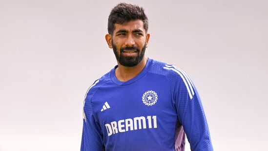 భారత స్పీడ్ స్టర్ బుమ్రా టీమిండియాకు కీలకం కానున్నాడు. ఈ ఏడాది ఆరంభంలో ఆస్ట్రేలియాతో చివరి టెస్టులో వెన్నెముక గాయంతో బుమ్రా మైదానం వీడాడు. ఆ తర్వాత గాయం నుంచి కోలుకుని ఐపీఎల్ 2025లో ఆడాడు బుమ్రా. ఇప్పుడు ఇంగ్లాండ్ లో టీమిండియాకు అతను కీలకం కాబోతున్నాడు. 