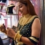 ముంబైలోని ఒక ఆభరణాల దుకాణంలో..