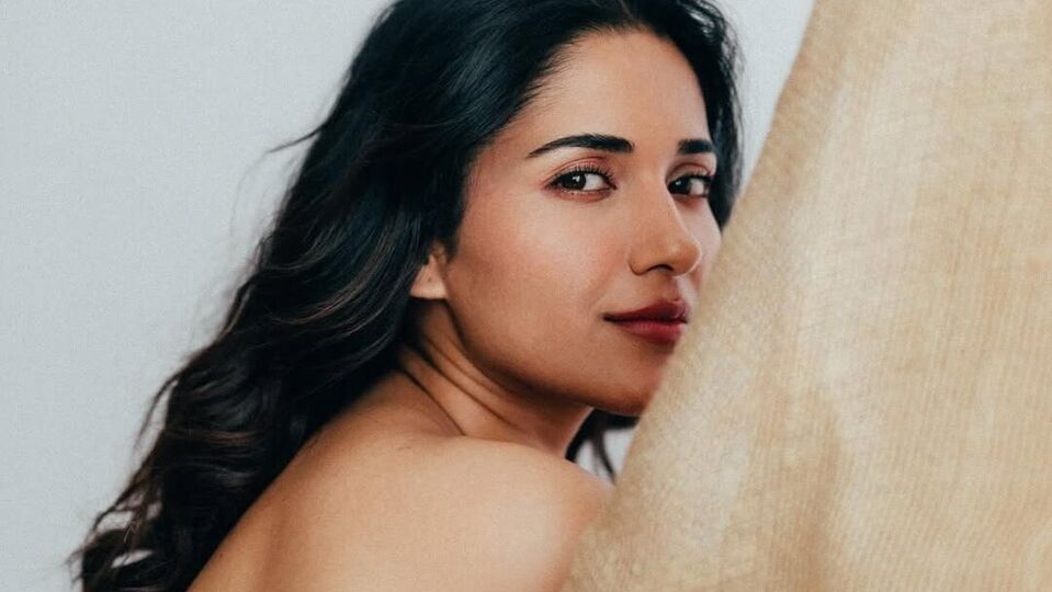 <p>రుహానీ గతేడాది లవ్ మీ అనే తెలుగు సినిమాలో నటించింది. ఇప్పుడు తమిళంలో మాస్క్ అనే సినిమా చేస్తోంది.</p>