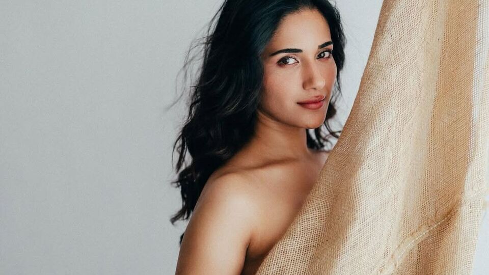 <p>ఓ గోనె సంచిని అడ్డుపెట్టుకొని ఆమె చేసిన ఈ ఫొటోషూట్ చూసి కొందరు అభిమానులు కూడా కామెంట్స్ చేశారు. ఇది కొత్త ట్రెండా అంటూ ప్రశ్నించారు.</p>