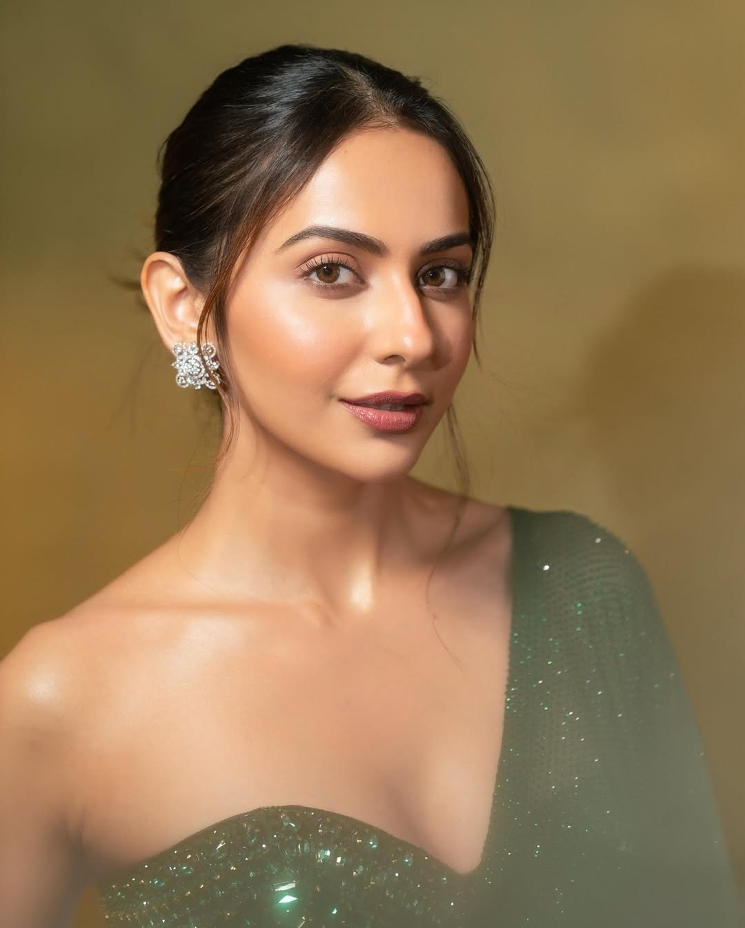 క్యూట్ అందాలతో రకుల్ ప్రీత్ సింగ్ కూల్ గా మత్తెక్కిస్తోంది. ఈ ఫొటోలకు మరో హాట్ బ్యూటీ ప్రగ్యా జైస్వాల్ లైక్ చేసింది. ఫ్యాన్స్ లవ్, హార్ట్, ఫైర్ ఎమోజీలు పోస్టు చేస్తున్నారు. 