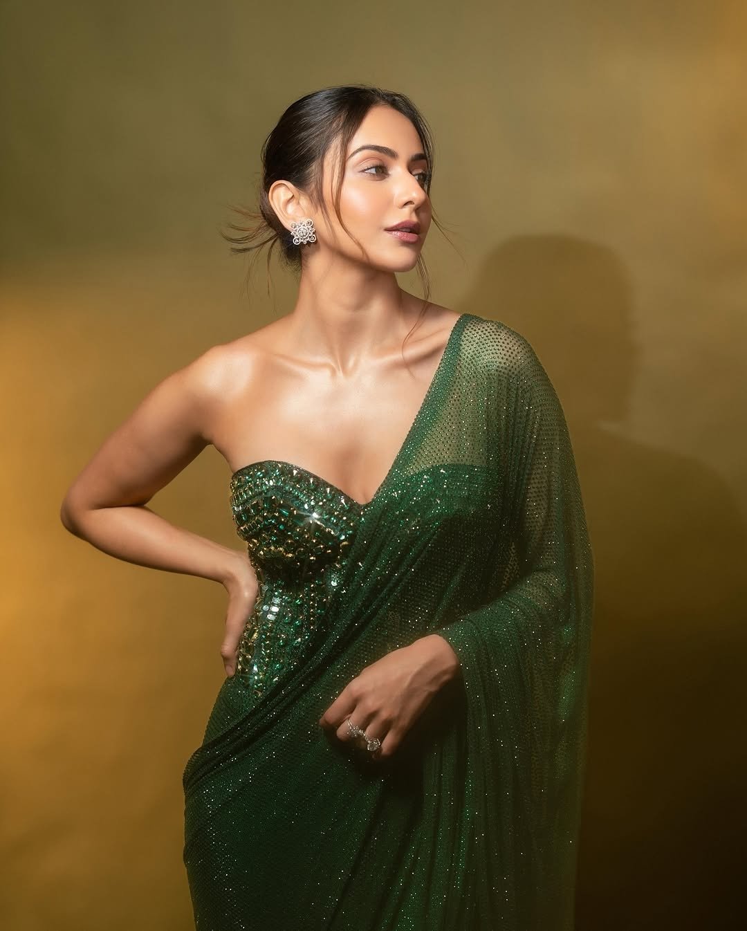 చీరలో రకుల్ ప్రీత్ సింగ్ ఎద అందాలు ఫ్యాన్స్ ను ఫిదా చేస్తున్నాయి. ‘ఈ రోజు చీరనే మాట్లాడనివ్వండి’ అని ఈ ఫొటోలకు క్యాప్షన్ ఇచ్చింది ఈ హాట్ బ్యూటీ. 