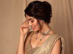 <p>కృతి శెట్టిని చూశారా? ఎంత క్యూట్ గా సిగ్గు పడుతుందో. ఈ స్టార్ హీరోయిన్ చీర కట్టులో అందమైన ఫొటోలు తెగ వైరల్ గా మారాయి. కృతి ముద్దొస్తుందంటూ ఫ్యాన్స్ కామెంట్లు చేస్తున్నారు. </p>(instagram-krithi.shetty_official)