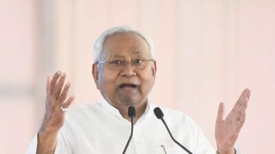 <p>"సామాజిక భద్రత పింఛను పథకం అమలయ్యే వృద్ధులు, దివ్యాంగులు, వితంతువులకు ఇక నుంచి రూ.400కి బదులు రూ. 1,100 పెన్షన్​ లభిస్తుందని చెప్పడం నాకు సంతోషంగా ఉంది. జులై నుంచి లబ్ధిదారులకు ఇది అమల్లోకి వస్తుంది. ప్రతి నెల 10వ తేదీన లబ్ధిదారులందరి ఖాతాలో ఈ డబ్బులు పడే విధంగా చర్యలు తీసుకుంటాను. 1 కోటి 9 లక్షల 69 వేల మంది లబ్ధిదారులకు ఇది సాయం చేస్తుంది," అని నితీశ్​ కుమార్​ ట్వీట్​ చేశారు.</p> 
