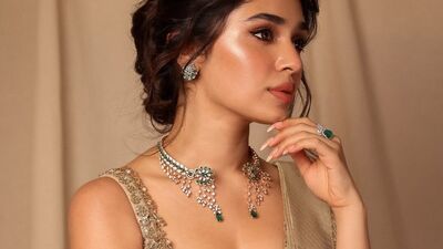 <p>తెలుగులో ఉప్పెన సినిమాతో బేబమ్మగా కృతి శెట్టి పాపులర్ అయింది. ఈ మూవీలో తన యాక్టింగ్ తో అదరగొట్టింది. తెలుగులో ఆమెకు ఇదే తొలి సినిమా. </p> (instagram-krithi.shetty_official) <p>తెలుగులో ఉప్పెన సినిమాతో బేబమ్మగా కృతి శెట్టి పాపులర్ అయింది. ఈ మూవీలో తన యాక్టింగ్ తో అదరగొట్టింది. తెలుగులో ఆమెకు ఇదే తొలి సినిమా. </p> (instagram-krithi.shetty_official)