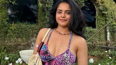 <p>అయితే, అదే సమయంలో రిద్ధి కుమార్ మలయాళం, మరాఠీ, హిందీ భాషల సినిమాల్లో హీరోయిన్గా, కీలక పాత్రలు చేసింది. ఇదే సంవత్సరం వచ్చిన సూపర్బాయ్స్ ఆఫ్ మలెగావ్ మూవీతో అట్రాక్ట్ చేసింది రిద్ధి కుమార్. <br> </p> (Instagram/Riddhi Kumar) <p>అయితే, అదే సమయంలో రిద్ధి కుమార్ మలయాళం, మరాఠీ, హిందీ భాషల సినిమాల్లో హీరోయిన్గా, కీలక పాత్రలు చేసింది. ఇదే సంవత్సరం వచ్చిన సూపర్బాయ్స్ ఆఫ్ మలెగావ్ మూవీతో అట్రాక్ట్ చేసింది రిద్ధి కుమార్. <br> </p> (Instagram/Riddhi Kumar)