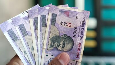 <p>వృద్ధులు, దివ్యాంగులు, వితంతువులకు ఇచ్చే నెలవారీ పింఛనను రూ. 400 నుంచి రూ. 1,110కి పెంచుతున్నట్టు నితీశ్​ కుమార్​ ప్రకటించారు.</p>