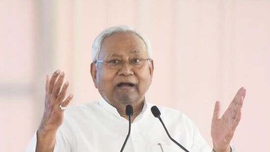 "సామాజిక భద్రత పింఛను పథకం అమలయ్యే వృద్ధులు, దివ్యాంగులు, వితంతువులకు ఇక నుంచి రూ.400కి బదులు రూ. 1,100 పెన్షన్​ లభిస్తుందని చెప్పడం నాకు సంతోషంగా ఉంది. జులై నుంచి లబ్ధిదారులకు ఇది అమల్లోకి వస్తుంది. ప్రతి నెల 10వ తేదీన లబ్ధిదారులందరి ఖాతాలో ఈ డబ్బులు పడే విధంగా చర్యలు తీసుకుంటాను. 1 కోటి 9 లక్షల 69 వేల మంది లబ్ధిదారులకు ఇది సాయం చేస్తుంది," అని నితీశ్​ కుమార్​ ట్వీట్​ చేశారు.