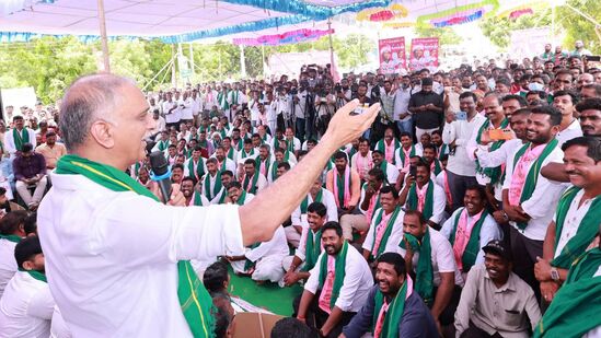 పుష్పా మూవీ డైలాగ్ పొలిటికల్ హీట్ ను పుట్టిస్తోంది. జగన్ పల్నాడు పర్యటనలో పోస్టర్లు కనిపించటంతో…. ప్రధాన పార్టీల మధ్య పెద్ద డైలాగ్ వార్ నడుస్తోంది. పోస్టర్లు ప్రదర్శించిన వ్యక్తిపై కేసులు కూడా నమోదు చేశారు. అయితే తాజాగా  మాజీ మంత్రి హరీశ్ రావు సభలో కూడా పుష్ప డైలాగ్ పోస్టర్ దర్శనమిచ్చింది. 