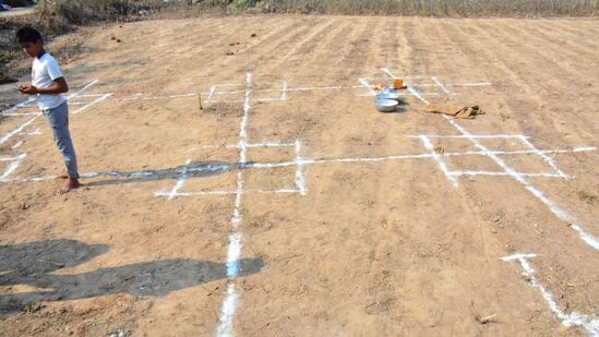 అర్హులను గుర్తించినప్పటికీ… లాటరీ విధానంలో ఇళ్లను కేటాయించే విషయంపై సర్కార్ ఆలోచన చేస్తున్నట్లు తెలుస్తోంది. దీనిపై మరికొన్ని రోజుల్లోనే అధికారిక ప్రకటన వెలువడే అవకాశం ఉంది. 