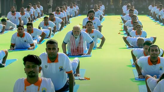 అంతర్జాతీయ యోగా దినోత్సవం 2025 సందర్భంగా విశాఖలో వేలాది మంది యోగా ఔత్సాహికులతో ప్రధాని మోదీ యోగాసనాలు వేస్తున్న దృశ్యం