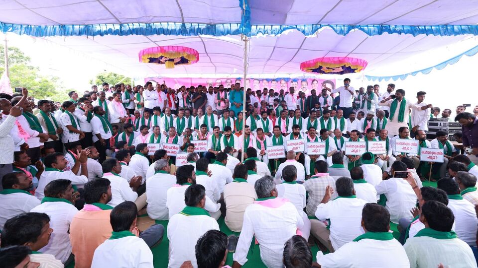 <div style="-webkit-text-stroke-width:0px;background-color:rgb(255, 255, 255);color:rgb(8, 8, 9);font-family:'Segoe UI Historic', 'Segoe UI', Helvetica, Arial, sans-serif;font-size:15px;font-style:normal;font-variant-caps:normal;font-variant-ligatures:normal;font-weight:400;letter-spacing:normal;margin:0.5em 0px 0px;orphans:2;overflow-wrap:break-word;text-align:start;text-decoration-color:initial;text-decoration-style:initial;text-decoration-thickness:initial;text-indent:0px;text-transform:none;white-space:pre-wrap;widows:2;word-spacing:0px;"><div style="font-family:inherit;text-align:start;">“రైతు భరోసా రాని రెండు లక్షల మంది రింగురోడ్డు ఎక్కి ఉద్యమిస్తే రేవంత్ రెడ్డి గుండెలు అదరాలి. ముఖ్యమంత్రి రేవంత్ రెడ్డి రాష్ట్ర పరువును తీస్తున్నాడు, బనకచర్ల ఏడుందో ముఖ్యమంత్రికి తెలియకపోవడం సిగ్గుచేటు. రేవంత్ రెడ్డి తప్పులను ఎత్తి చూపించినందుకు ఓర్వలేక కౌశిక్ రెడ్డిని రాత్రికి రాత్రి అక్రమ కేసుల్లో ఇరికించారు. కేసీఆర్, కేటీఆర్ లపై కేసులు పెట్టి ఇబ్బందులు పెట్టుడు తప్ప రేవంత్ రెడ్డి చేసిందేమీ లేదు. రైతులకు న్యాయం జరిగేంత వరకు బిఆర్ఎస్ పోరాటం చేస్తుంది” అని హరీశ్ రావ్ స్పష్టం చేశారు.</div></div>