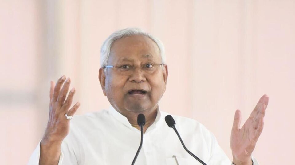 <p>"సామాజిక భద్రత పింఛను పథకం అమలయ్యే వృద్ధులు, దివ్యాంగులు, వితంతువులకు ఇక నుంచి రూ.400కి బదులు రూ. 1,100 పెన్షన్​ లభిస్తుందని చెప్పడం నాకు సంతోషంగా ఉంది. జులై నుంచి లబ్ధిదారులకు ఇది అమల్లోకి వస్తుంది. ప్రతి నెల 10వ తేదీన లబ్ధిదారులందరి ఖాతాలో ఈ డబ్బులు పడే విధంగా చర్యలు తీసుకుంటాను. 1 కోటి 9 లక్షల 69 వేల మంది లబ్ధిదారులకు ఇది సాయం చేస్తుంది," అని నితీశ్​ కుమార్​ ట్వీట్​ చేశారు.</p>