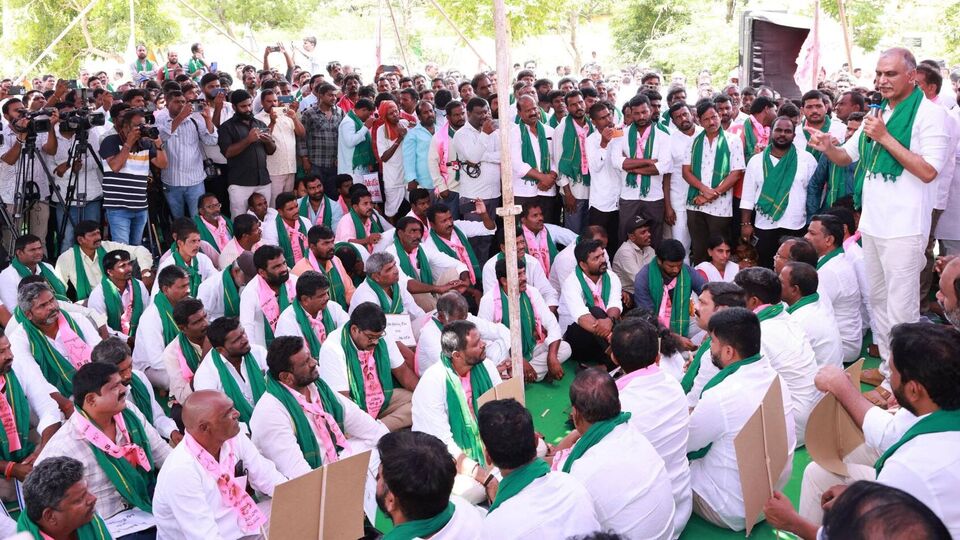 <div style="-webkit-text-stroke-width:0px;background-color:rgb(255, 255, 255);color:rgb(8, 8, 9);font-family:'Segoe UI Historic', 'Segoe UI', Helvetica, Arial, sans-serif;font-size:15px;font-style:normal;font-variant-caps:normal;font-variant-ligatures:normal;font-weight:400;letter-spacing:normal;margin:0px;orphans:2;overflow-wrap:break-word;text-align:start;text-decoration-color:initial;text-decoration-style:initial;text-decoration-thickness:initial;text-indent:0px;text-transform:none;white-space:pre-wrap;widows:2;word-spacing:0px;"><div style="font-family:inherit;text-align:start;">సంగారెడ్డి జిల్లాలో రైతు భరోసా విడుదల చేయాలని డిమాండ్ చేస్తూ బీఆర్ఎస్ జిల్లా అధ్యక్షులు చింతా ప్రభాకర్ ఆధ్వర్యంలో జిన్నారం మండల కేంద్రంలోని అంబేద్కర్ చౌరస్తా వద్ద మహాధర్నా కార్యక్రమం జరిగింది. ఇందులో మాజీ మంత్రి హరీశ్ రావ్ మాట్లాడారు.</div></div>