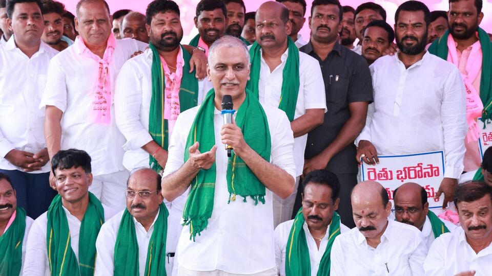 <div style="-webkit-text-stroke-width:0px;background-color:rgb(255, 255, 255);color:rgb(8, 8, 9);font-family:'Segoe UI Historic', 'Segoe UI', Helvetica, Arial, sans-serif;font-size:15px;font-style:normal;font-variant-caps:normal;font-variant-ligatures:normal;font-weight:400;letter-spacing:normal;margin:0.5em 0px 0px;orphans:2;overflow-wrap:break-word;text-align:start;text-decoration-color:initial;text-decoration-style:initial;text-decoration-thickness:initial;text-indent:0px;text-transform:none;white-space:pre-wrap;widows:2;word-spacing:0px;"><div style="font-family:inherit;text-align:start;">ఈ సందర్భంగా హరీశ్ రావు మాట్లాడుతూ…. “రాష్ట్రవ్యాప్తంగా ఉన్న రైతులకు రైతు భరోసా ఇస్తామంటూ.. పటాన్ చెరు, మేడ్చల్ వారికి ఇవ్వకపోవడం దారుణం. రెండు లక్షలమంది పైగా రైతులను అన్యాయం చేస్తూ.. అర్హులైన వారికి పించన్లకోత, అన్ని పథకాలలో కోతలు పెట్టి ఎగవేత పెట్టిన రేవంత్ రెడ్డిని విడిచేది లేదు. బీఆర్ఎస్ హాయంలో 24 గంటల నాణ్యమైన విద్యుత్ ఇచ్చాం.. రేవంత్ రెడ్డి హయాంలో విద్యుత్ కోతలు తప్పడం లేదు. రైతు బంధు ఎగవేత దారుణం, రైతులకు బాకీ పడ్డ పైసలు ఇవ్వకపోతే స్థానిక సంస్థల ఎన్నికల్లో ప్రజలు ఓట్ల రూపంలో వాతలు పెడతరు” అంటూ విమర్శలు గుప్పించారు.</div></div>