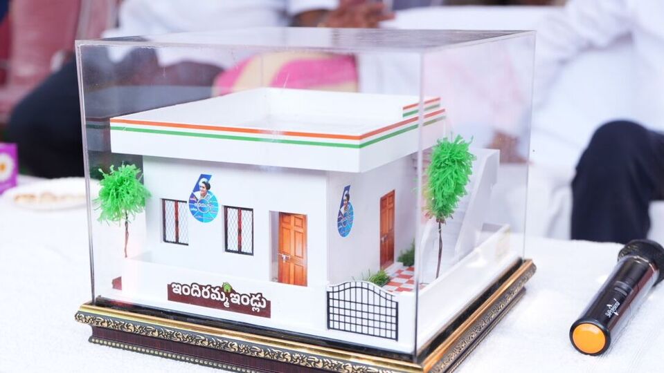 <p> ప్రస్తుతం ఒక్కో నియోజకవర్గానికి మొదటి విడతగా 3,500 గృహాలు మంజూరు చేస్తున్నారు. ఇందిరమ్మ ఇళ్ల స్కీన్ నిరంతర ప్రక్రియ అని ప్రభుత్వం స్పష్టం చేస్తోంది. అర్హులైన వారిని గుర్తించి… ఇళ్లను మంజూరు చేస్తామని చెబుతోంది. </p>