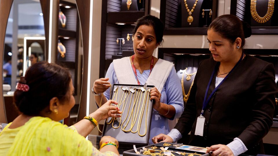 <p>అమరావతి (విజయవాడ)లో 10 గ్రాముల పసిడి (22క్యారెట్లు) ధర రూ. 92,695 ఉంది. 24 క్యారెట్ల గోల్డ్​ ప్రైజ్​ రూ. 1,01,125గా ఉంది. కేజీ వెండి ధర రూ. 1,24,000గా ఉంది.</p>(REUTERS)