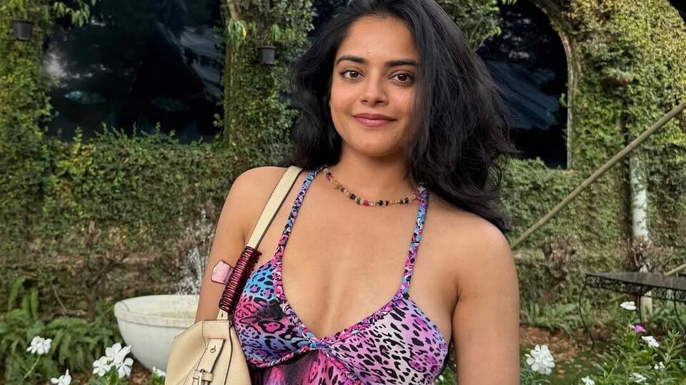 <p>అయితే, అదే సమయంలో రిద్ధి కుమార్ మలయాళం, మరాఠీ, హిందీ భాషల సినిమాల్లో హీరోయిన్‌గా, కీలక పాత్రలు చేసింది. ఇదే సంవత్సరం వచ్చిన సూపర్‌బాయ్స్ ఆఫ్ మలెగావ్ మూవీతో అట్రాక్ట్ చేసింది రిద్ధి కుమార్. <br> </p>(Instagram/Riddhi Kumar)