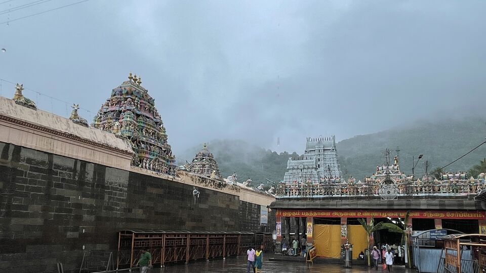 <p>ప్రతీ నెల పౌర్ణమి రోజున గిరి ప్రదక్షిణ కోసం చాలా మంది భక్తులు అరుణాచలం(Arunachalam Tour) వెళ్తుంటారు. ఇక తెలుగు రాష్ట్రాల నుంచి వెళ్లే భక్తుల సంఖ్య ఎక్కువగానే ఉంటుంది. భక్తుల రాకపోకలు ఎక్కువగా ఉండటంతో తెలంగాణ టూరిజం ఈ ప్రత్యేక ప్యాకేజీని అందుబాటులోకి తీసుకొచ్చింది.</p>