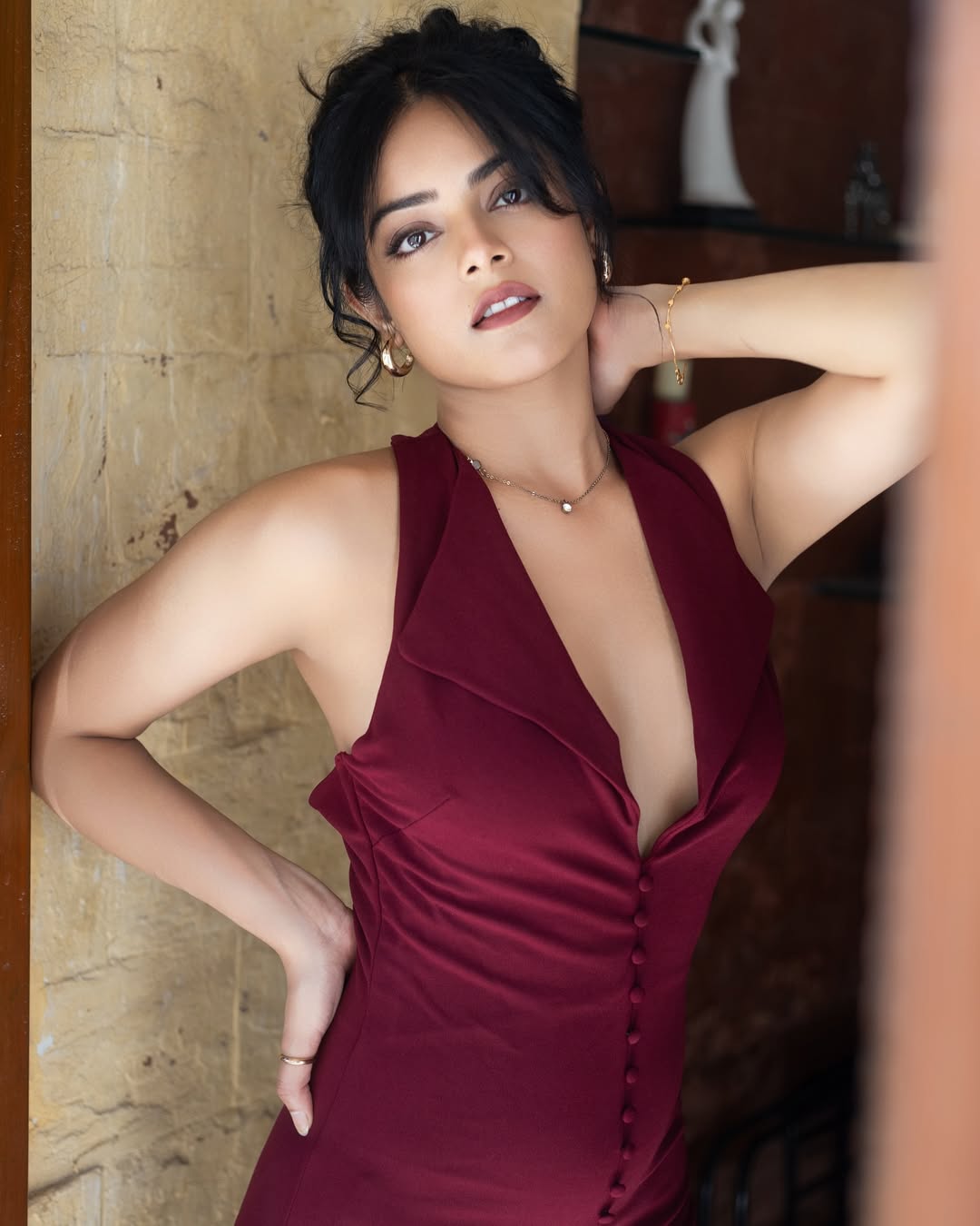 పై ఫొటోలో మెరూన్ స్లీవ్‌లెస్‌లో రిద్ధి కుమార్ స్టన్నింగ్ పోజుతో అట్రాక్ట్ చేసింది. దీంతో సోషల్ మీడియాలో రిద్ధి కుమార్ హాట్ ఫొటోలపై నెటిజన్స్ పలు రకాలుగా స్పందిస్తుంటారు. 