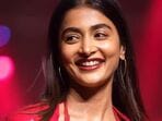 <p>పూజ హెగ్డే అందాలు చూశారా? రెడ్ డ్రెస్ లో ఆపిల్ పండులా మెరిసిపోతుంది ఈ భామ. ఆమె అందాలు ఫ్యాన్స్ ను రెచ్చగొడుతున్నాయి. </p>(x)