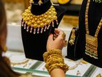 <p>ఇక చెన్నైలో 10గ్రాముల 22 క్యారెట్ల గోల్డ్​ ధర రూ. 92,111గాను, 24 క్యారెట్ల పసిడి ధర రూ. 1,00,652గాను ఉంది. 100 గ్రాముల సిల్వర్​ రేటు రూ. 12,260 ఉంది.</p>(PTI)
