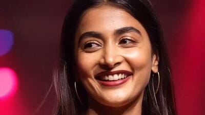 <p>పూజ హెగ్డే అందాలు చూశారా? రెడ్ డ్రెస్ లో ఆపిల్ పండులా మెరిసిపోతుంది ఈ భామ. ఆమె అందాలు ఫ్యాన్స్ ను రెచ్చగొడుతున్నాయి. </p> (x) <p>పూజ హెగ్డే అందాలు చూశారా? రెడ్ డ్రెస్ లో ఆపిల్ పండులా మెరిసిపోతుంది ఈ భామ. ఆమె అందాలు ఫ్యాన్స్ ను రెచ్చగొడుతున్నాయి. </p> (x)