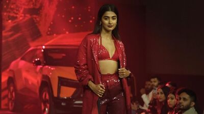 <p>ఇటీవల సూర్య హీరోగా వచ్చిన రెట్రో మూవీలో నటించింది పూజ హెగ్డే. ఈ మూవీలో ఫీమేల్ లీడ్ రోల్ ప్లే చేసింది. </p> (x) <p>ఇటీవల సూర్య హీరోగా వచ్చిన రెట్రో మూవీలో నటించింది పూజ హెగ్డే. ఈ మూవీలో ఫీమేల్ లీడ్ రోల్ ప్లే చేసింది. </p> (x)