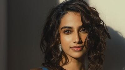 <p>కొంటె చూపుతో కవ్విస్తూ సోయగాలు పరిచేసింది మీనాక్షి చౌదరి. సంక్రాంతికి వస్తున్నాం సినిమాలో మీను క్యారెక్టర్ తో ఫేమస్ అయింది ఈ ముద్దు గుమ్మ. </p> (instagram-meenakshichaudhary006) <p>కొంటె చూపుతో కవ్విస్తూ సోయగాలు పరిచేసింది మీనాక్షి చౌదరి. సంక్రాంతికి వస్తున్నాం సినిమాలో మీను క్యారెక్టర్ తో ఫేమస్ అయింది ఈ ముద్దు గుమ్మ. </p> (instagram-meenakshichaudhary006)