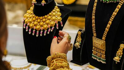 <p>ఇక చెన్నైలో 10గ్రాముల 22 క్యారెట్ల గోల్డ్​ ధర రూ. 92,111గాను, 24 క్యారెట్ల పసిడి ధర రూ. 1,00,652గాను ఉంది. 100 గ్రాముల సిల్వర్​ రేటు రూ. 12,260 ఉంది.</p> (PTI)