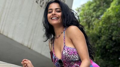 <p>ది రాజా సాబ్ సినిమాలో ప్రభాస్తో నిధి అగర్వాల్, మాళవిక మోహనన్తోపాటు రిద్ధి కుమార్ రొమాన్స్ చేయనుంది. అయితే, ది రాజా సాబ్ ప్రీ టీజర్ రిలీజ్ తర్వాత ఇందులో మూడో హీరోయిన్ రిద్ధి కుమార్ అని తెలిసింది. దానికంటే ముందు నిధి, మాళవిక ఇద్దరు మాత్రమే హీరోయిన్స్ అని అనుకున్నారు.<br> </p> (Instagram/Riddhi Kumar) <p>ది రాజా సాబ్ సినిమాలో ప్రభాస్తో నిధి అగర్వాల్, మాళవిక మోహనన్తోపాటు రిద్ధి కుమార్ రొమాన్స్ చేయనుంది. అయితే, ది రాజా సాబ్ ప్రీ టీజర్ రిలీజ్ తర్వాత ఇందులో మూడో హీరోయిన్ రిద్ధి కుమార్ అని తెలిసింది. దానికంటే ముందు నిధి, మాళవిక ఇద్దరు మాత్రమే హీరోయిన్స్ అని అనుకున్నారు.<br> </p> (Instagram/Riddhi Kumar)