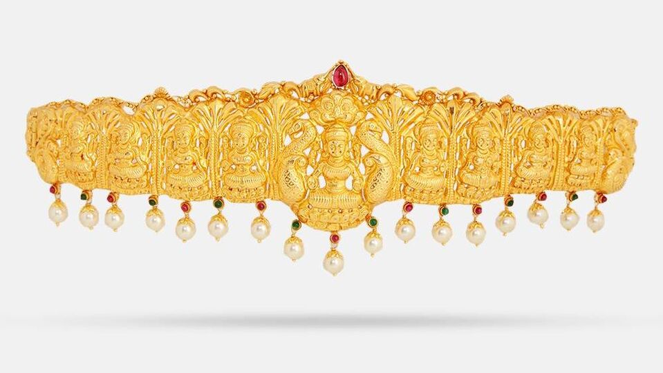 <p>అమరావతి (విజయవాడ)లో 10 గ్రాముల పసిడి (22క్యారెట్లు) ధర రూ. 92,125 ఉంది. 24 క్యారెట్ల గోల్డ్​ ప్రైజ్​ రూ. 1,00,505గా ఉంది. కేజీ వెండి ధర రూ. 1,24,000గా ఉంది.</p>(lalitha jewellery)
