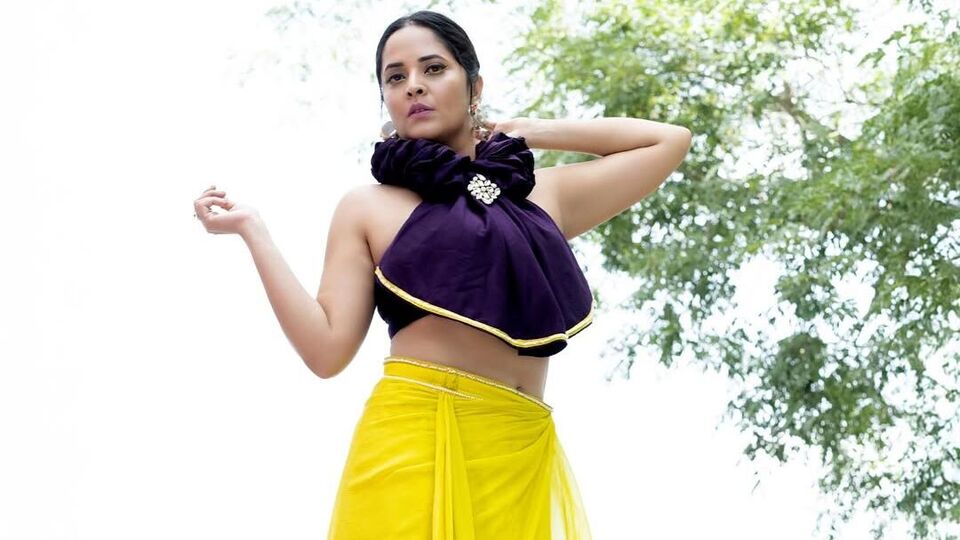 <p>క్షణం, రంగస్థలం, ఖిలాడీ వంటి సినిమాల్లో కీలక పాత్రలు పోషించిన అనసూయ భీష్మ పర్వం వంటి మలయాళ మూవీలో కూడా నటించింది.<br> </p>(Instagram/Anasuya Bharadwaj)