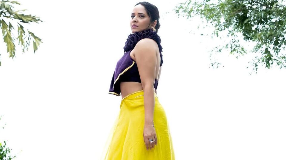 <p>ముఖ్యంగా జబర్దస్త్ కామెడీ షోతో తెలుగు రాష్ట్రాల్లో బాగా పాపులర్ అయింది యాంకర్ అనసూయ భరద్వాజ్. ఈ షోలో కామెడీతోపాటు అనసయూ గ్లామర్ షో అట్రాక్ట్ చేశాయి. <br> </p>(Instagram/Anasuya Bharadwaj)