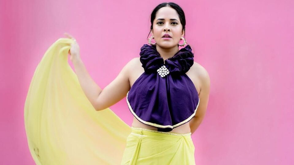 <p>'చిన్న గౌను వేసుకున్న పెద్ద పాప' అంటూ ఒకరు కామెంట్ చేయగా.. మరికొంతమంది బ్యూటిఫుల్ అంటూ లవ్, ఫైర్ ఎమోజీలు పెడుతున్నారు. <br> </p>(Instagram/Anasuya Bharadwaj)