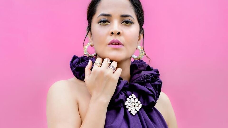 <p>యాంకర్ కంటే ముందుగా జూనియర్ ఎన్టీఆర్ నాగ సినిమాలో ఓ చిన్న పాత్ర పోషించిన అనసూయ భరద్వాజ్ టీవీ రంగంలో క్రేజీ యాంకర్‌గా పేరు తెచ్చుకుంది.<br> </p>(Instagram/Anasuya Bharadwaj)