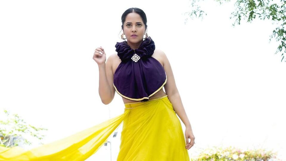 <p>కిర్రాక్ బాయ్స్ ఖిలాడీ గర్ల్స్ సీజన్ 2 గ్రాండ్ ఫినాలే సందర్భంగా పర్పుల్ కలర్ బ్లౌజ్, యెల్లో ఫ్రాక్‌లో దర్శనం ఇచ్చిన అనసూయ భరద్వాజ్ గ్లామర్ షో చేసింది. <br> </p>(Instagram/Anasuya Bharadwaj)