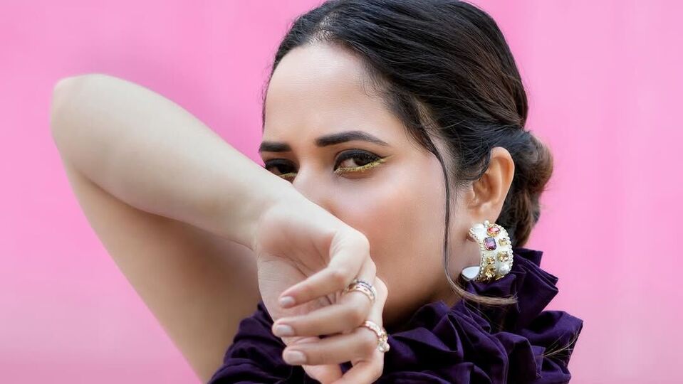 <p>ఆ తర్వాత బుల్లితెరపై యాంకర్‌గా కెరీర్ స్టార్ చేసిన అనసూయ భరద్వాజ్ మంచి పేరు తెచ్చుకుంది. స్టార్ మా మ్యూజిక్ ఛానెల్‌లో యాంకర్‌గా రాణించింది.<br> </p>(Instagram/Anasuya Bharadwaj)