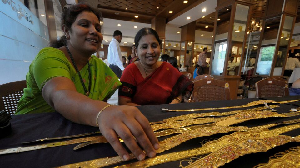 <p>ఇక విశాఖపట్నంలో 10గ్రాముల 22 క్యారెట్ల గోల్డ్​ ధర రూ. 92,127గాను, 24 క్యారెట్ల పసిడి ధర రూ. 1,00,507గాను ఉంది. 100 గ్రాముల సిల్వర్​ రేటు రూ. 12,160 ఉంది.</p>(REUTERS)