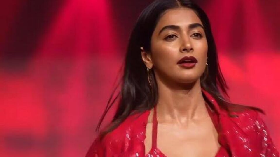 <p>పూజ స్టైలిష్ గా ర్యాంప్ వాక్ పై క్యాట్ వాక్ చేస్తుంటే ఫ్యాన్స్ పిచ్చెక్కిపోతున్నారు. ఈ ఫొటోలకు సూపర్, వావ్, హాట్ అంటూ సోషల్ మీడియాలో కామెంట్లు పెడుతున్నారు.</p>(x)