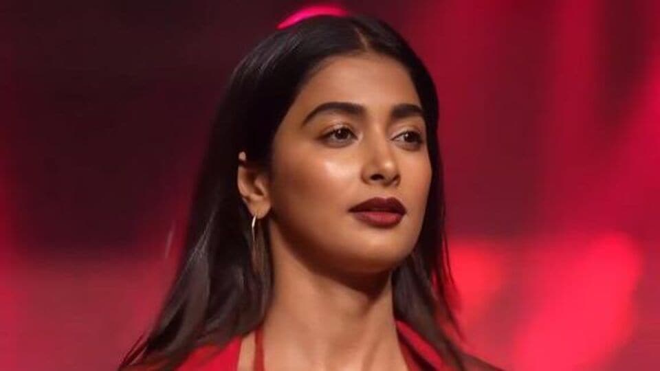 <p>ర్యాంప్ వాక్ పై రెడ్ డ్రెస్ లో హొయలో పోయింది పూజ హెగ్డే. రెడ్ బ్రాలో ఆమె పరువాల విందు కుర్రాళ్లకు కైపెక్కిస్తోంది. </p>(x)