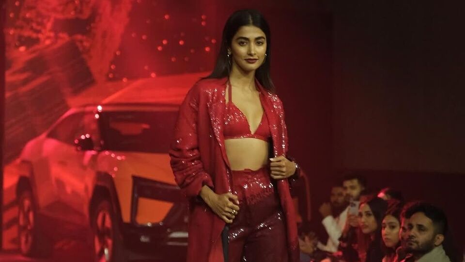 <p>ఇటీవల సూర్య హీరోగా వచ్చిన రెట్రో మూవీలో నటించింది పూజ హెగ్డే. ఈ మూవీలో ఫీమేల్ లీడ్ రోల్ ప్లే చేసింది. </p>(x)