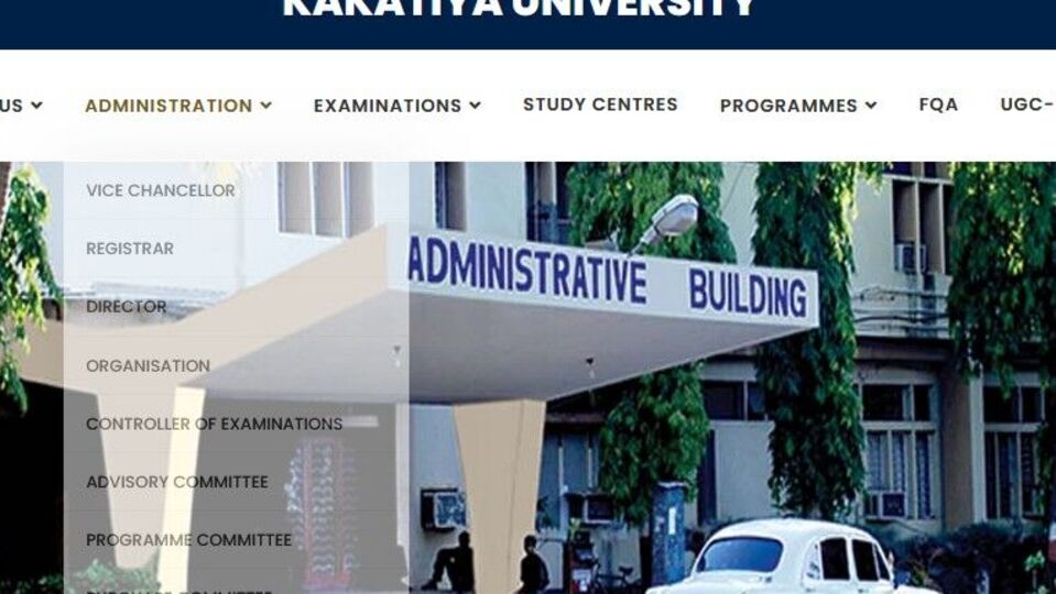 <p>ఆన్ లైన్ లేదా ఆఫ్ లైన్ దరఖాస్తుల ప్రక్రియ జూన్ 20వ తేదీ నుంచి ప్రారంభమైంది. జూలై 31వ తేదీని తుది గడువుగా నిర్ణయించారు. నిర్ణయించిన దరఖాస్తు ఫీజు లేదా కోర్సు ఫీజును ఆన్ లైన్ విధానంలోనే చెల్లించాల్సి ఉంటుంది. </p>