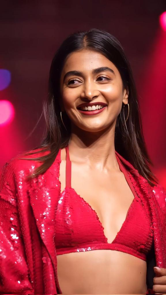 పూజ హెగ్డే అందాలు చూశారా? రెడ్ డ్రెస్ లో ఆపిల్ పండులా మెరిసిపోతుంది ఈ భామ. ఆమె అందాలు ఫ్యాన్స్ ను రెచ్చగొడుతున్నాయి. 