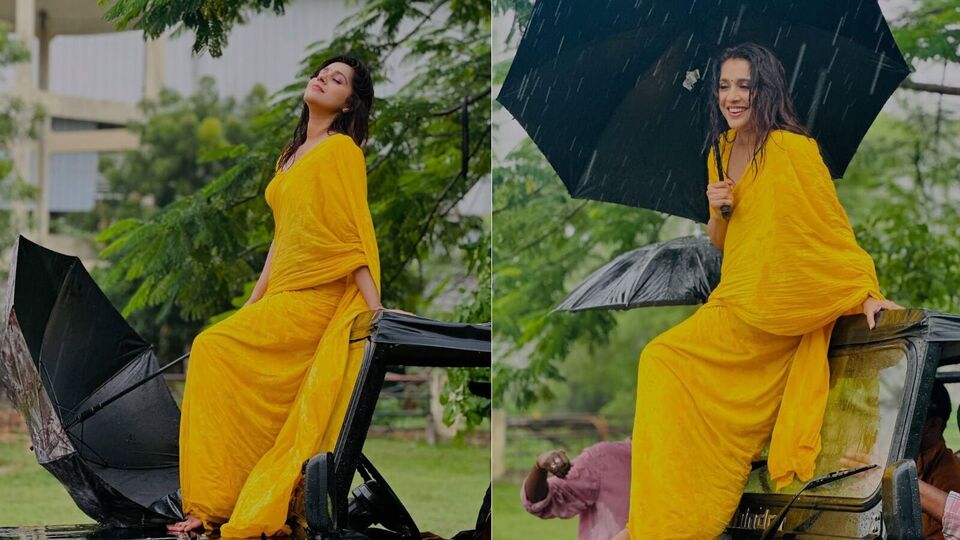 <p>జీపు టాప్ పై నిలబడి రష్మి ఇలా కెమెరాకు పోజులిచ్చింది.</p>