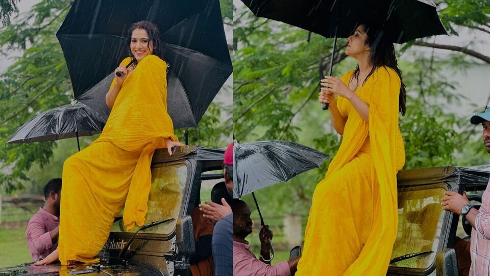 <p>వర్షంలో ఓ సాంగ్ షూట్ సందర్భంగా ఆమె ఎల్లో కలర్ శారీలో ఈ ఫొటోషూట్ చేసినట్లు వీటిని చూస్తే తెలుస్తోంది.</p>